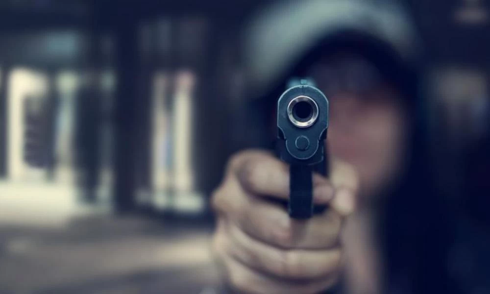 Συγκλονίζει γνωστή ηθοποιός: “Με έπιασαν όμηρο σε τράπεζα και μου έβαλαν πιστόλι στον κρόταφο”